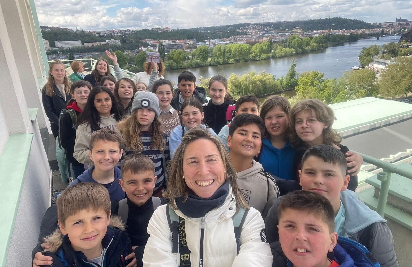 Erasmus+ ikasleak ibai baten ondoan
